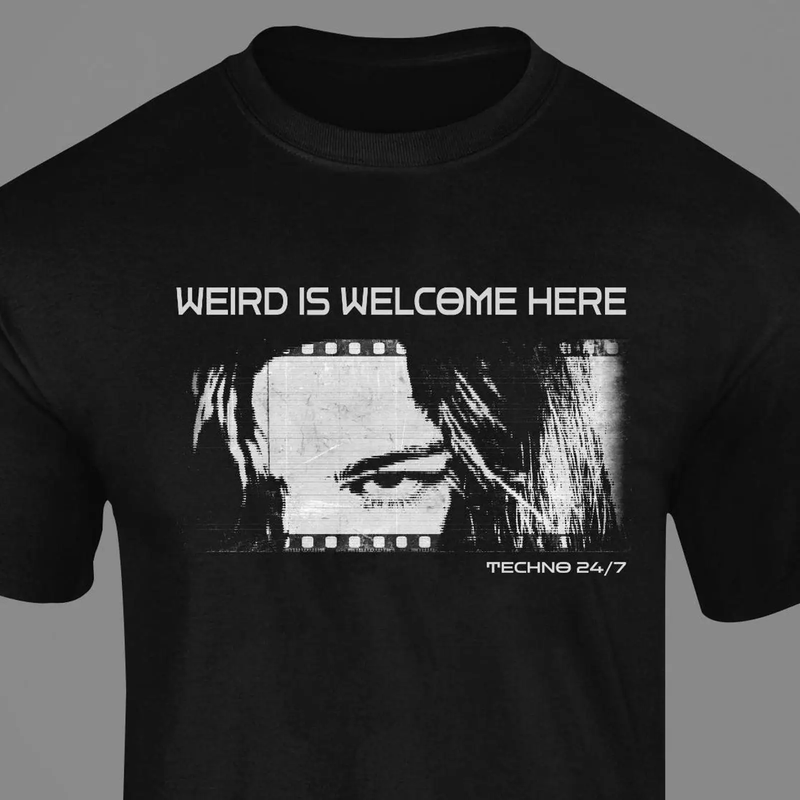 Vintage Fashion Berlin - Camiseta 'Weird is Welcome Here' para